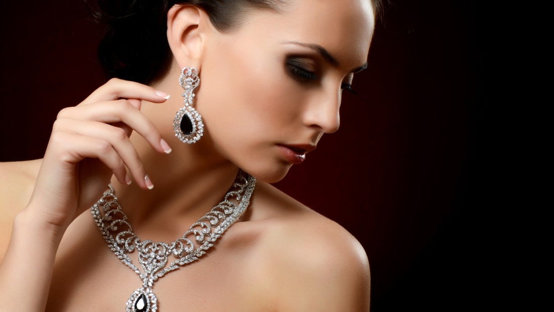 Красивая девушка в украшениях