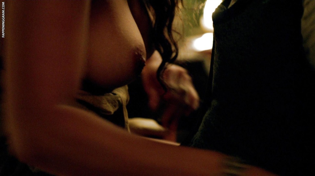 Голая Джессика Паркер Кеннеди в сериале "черные паруса", 2014.