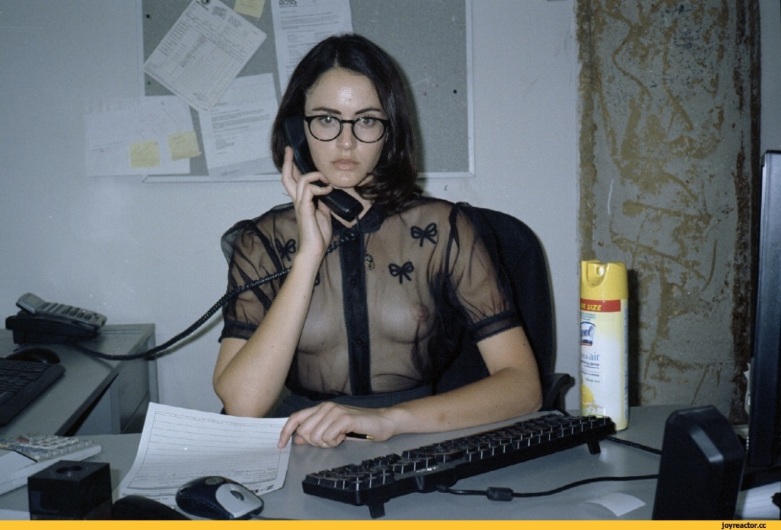 Голые офисные работники