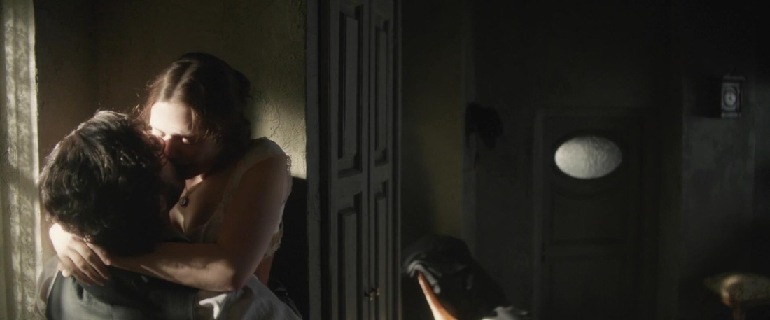 Элизабет Олсен грудь