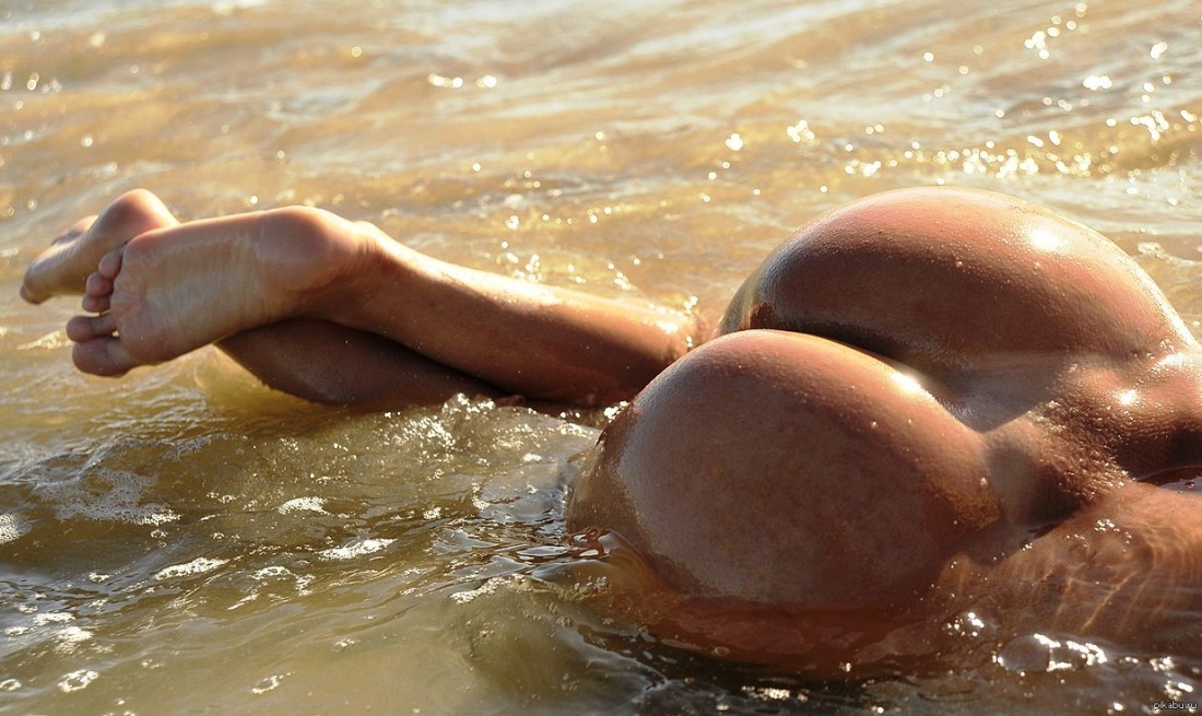 Голые женские попы в песке