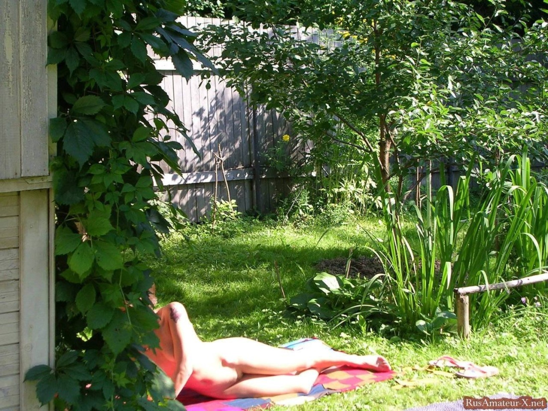 Соседка на даче загорает ню