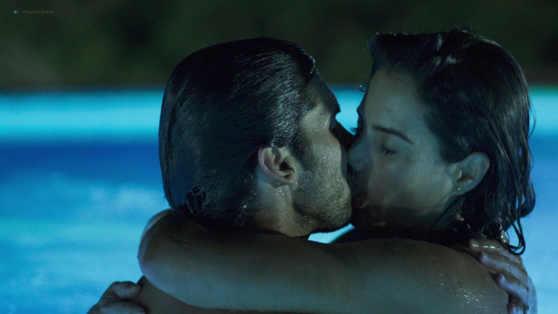 Голые женщины в чулках у зеркала