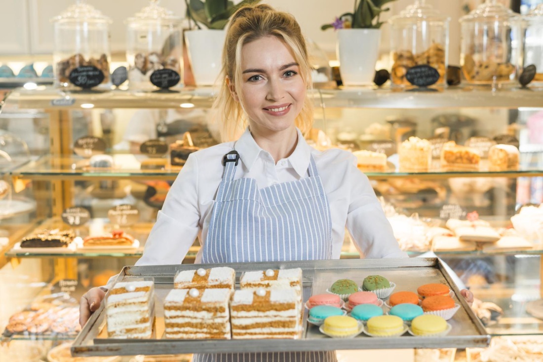 Продавец в кондитерской