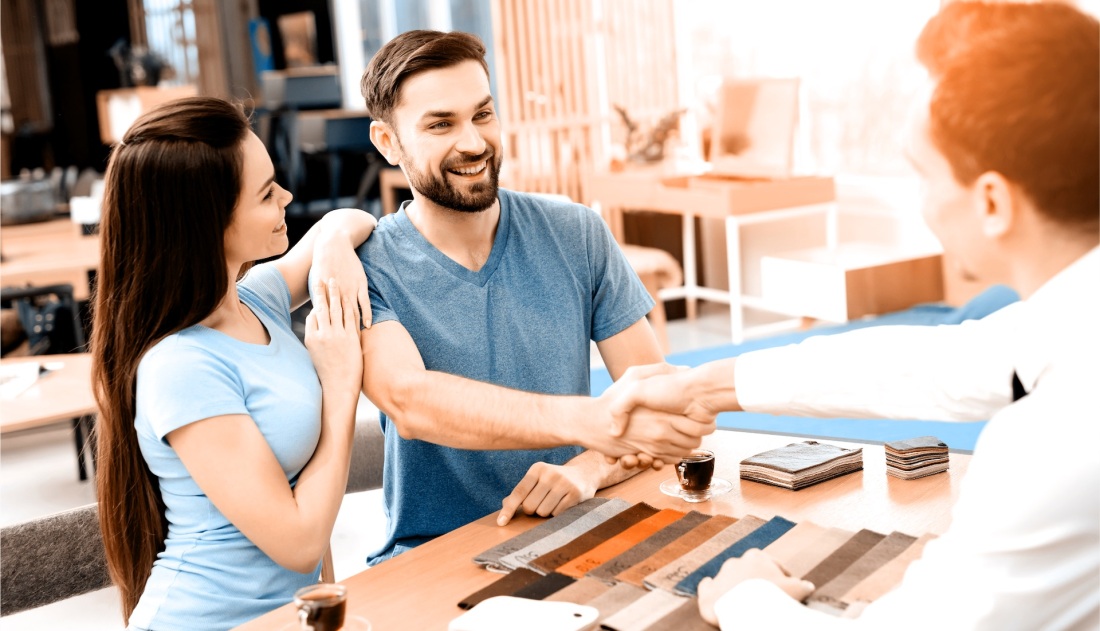 Покупатель в мебельном магазине