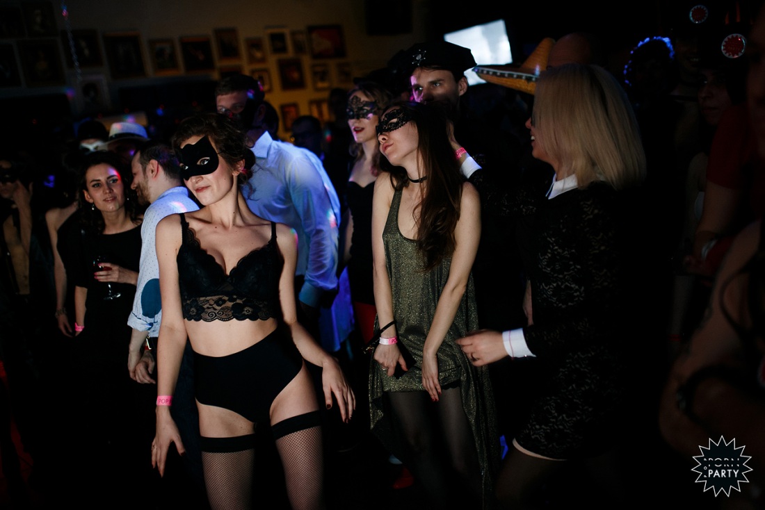 Свингерская вечеринка в масках