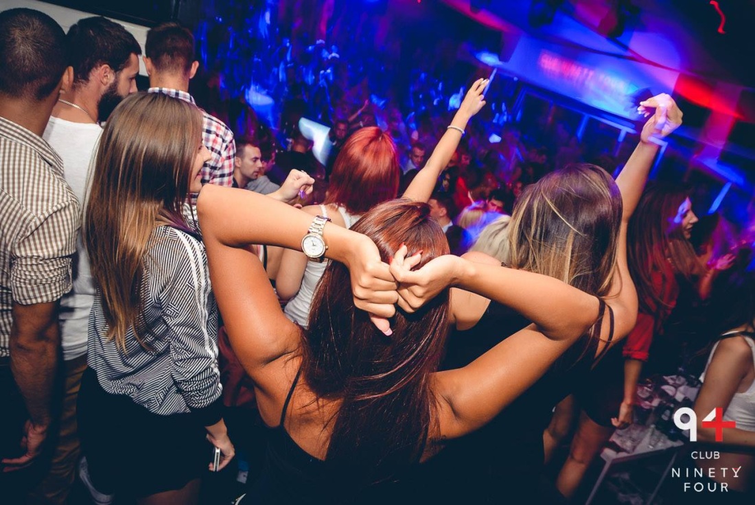 Голые девки в ночных клубах