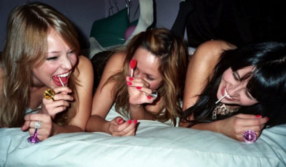 При подруге