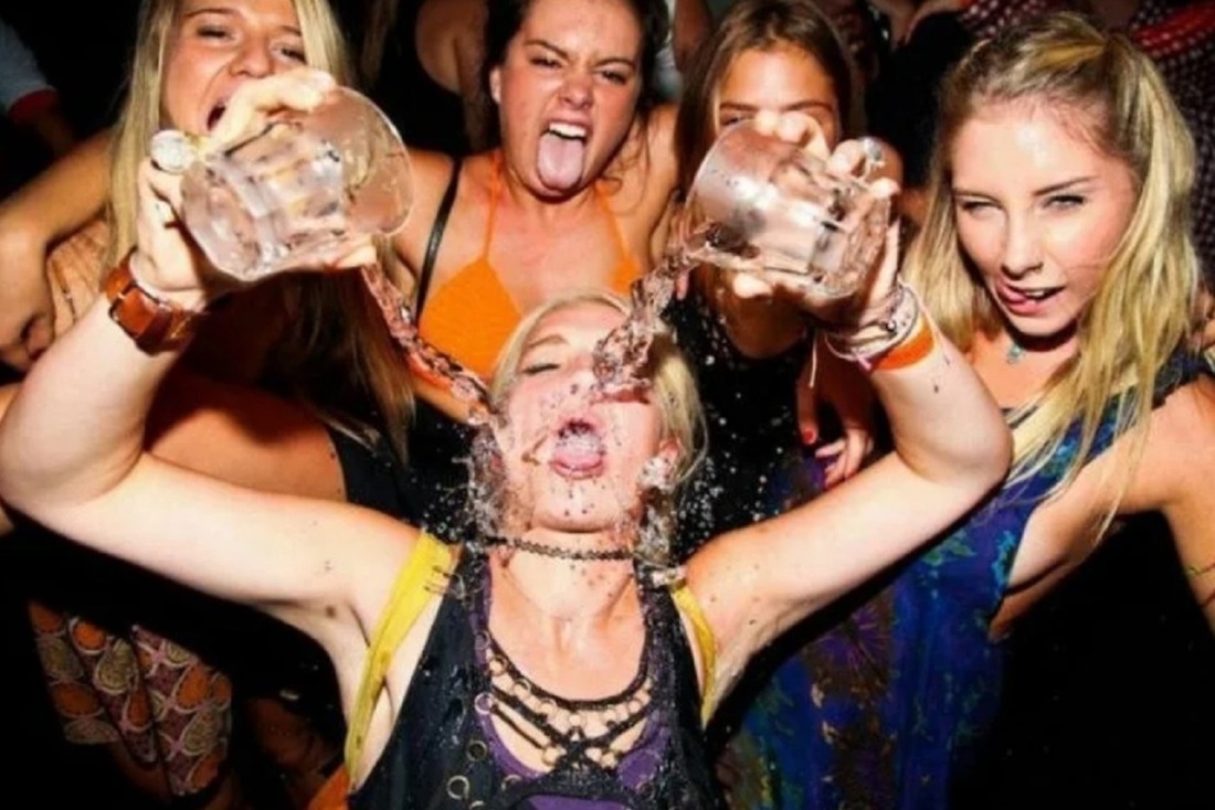 Девушка бухает