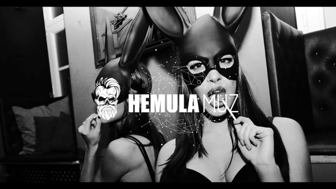 Девушка в маске с ушами