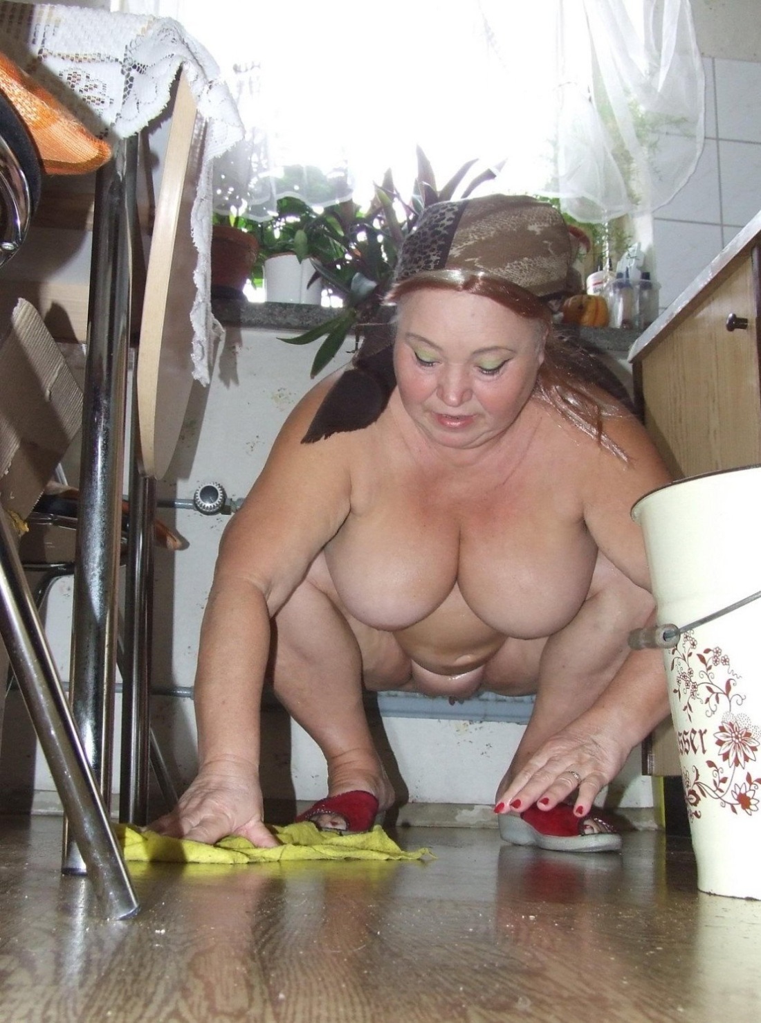 Голышом зрелые на кухне