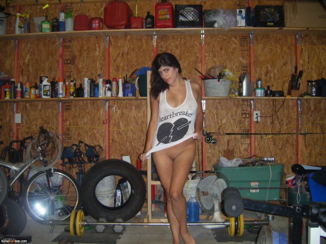 Частное. Разделась в гараже