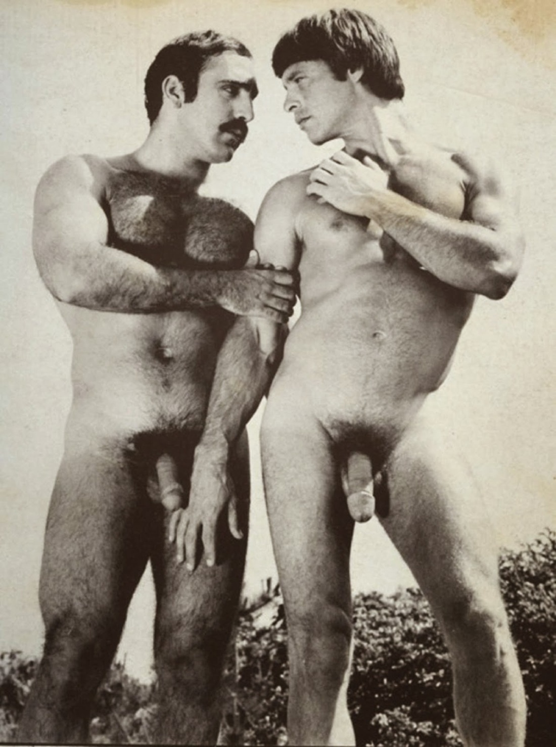 Голые молодые на пляже ретро