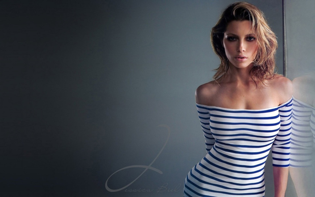 Jessica Biel hot полосатое платье
