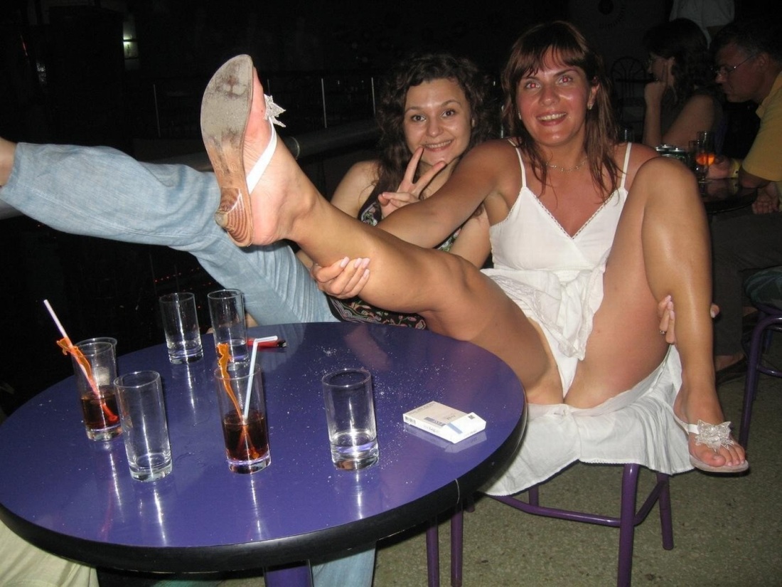 Жена без трусиков под столом