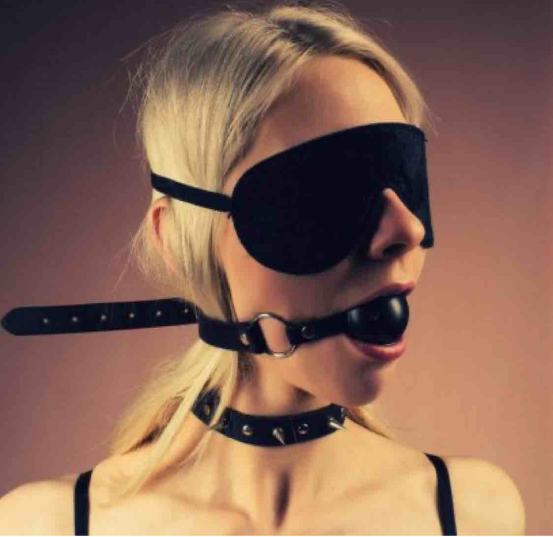 Девушка блондинка с кляпом