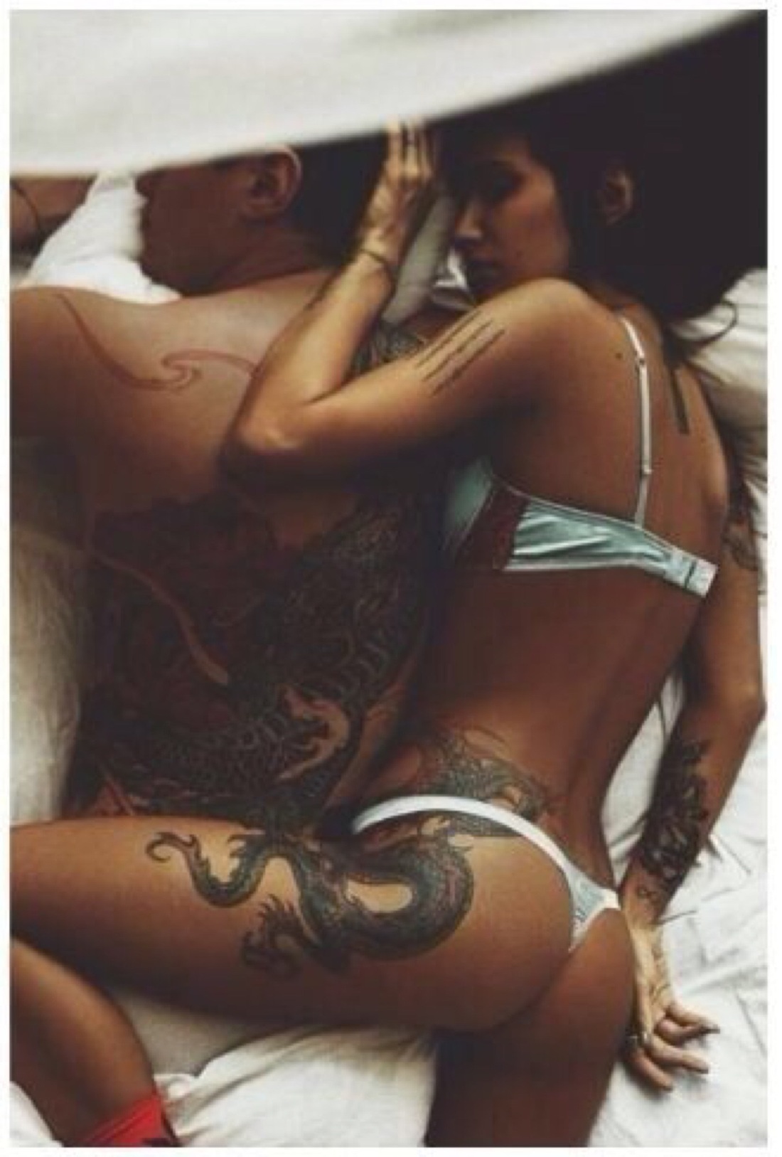 Брюнетка с тату на бедре