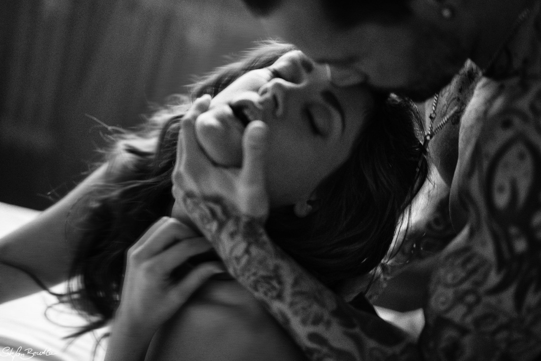 Грубый страстный поцелуй