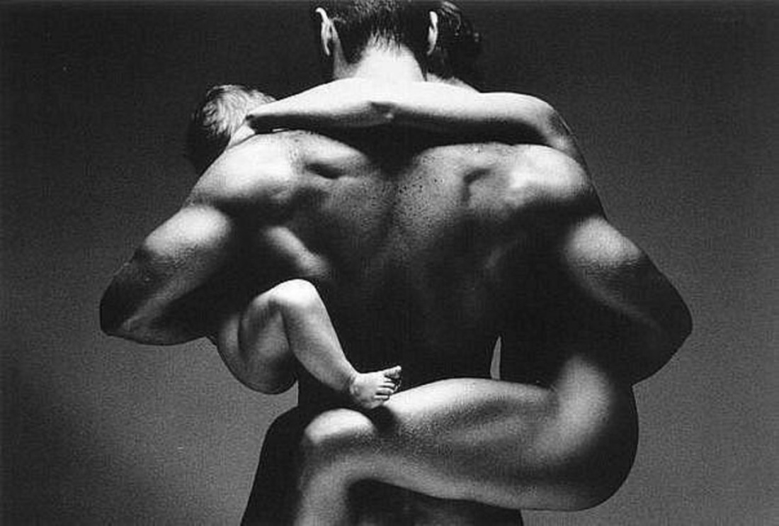 Крепкое мужское плечо