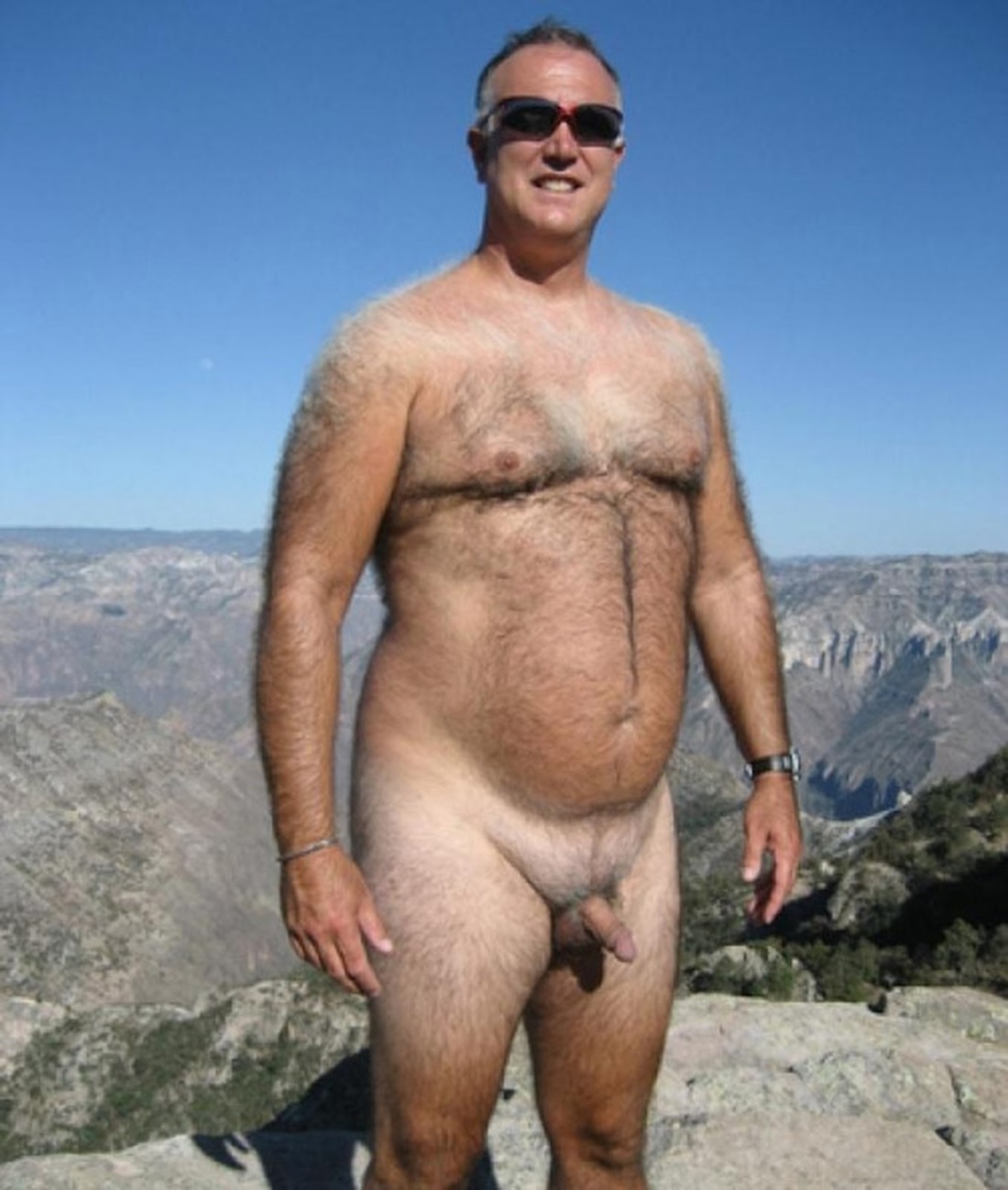 Пожилые мужчины без трусов