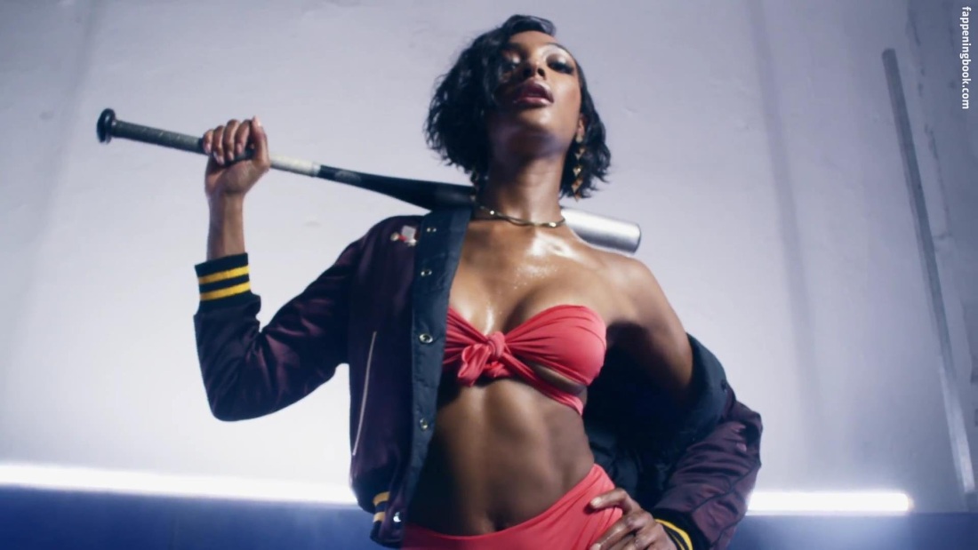 Джордан Данн в купальнике на карнавале