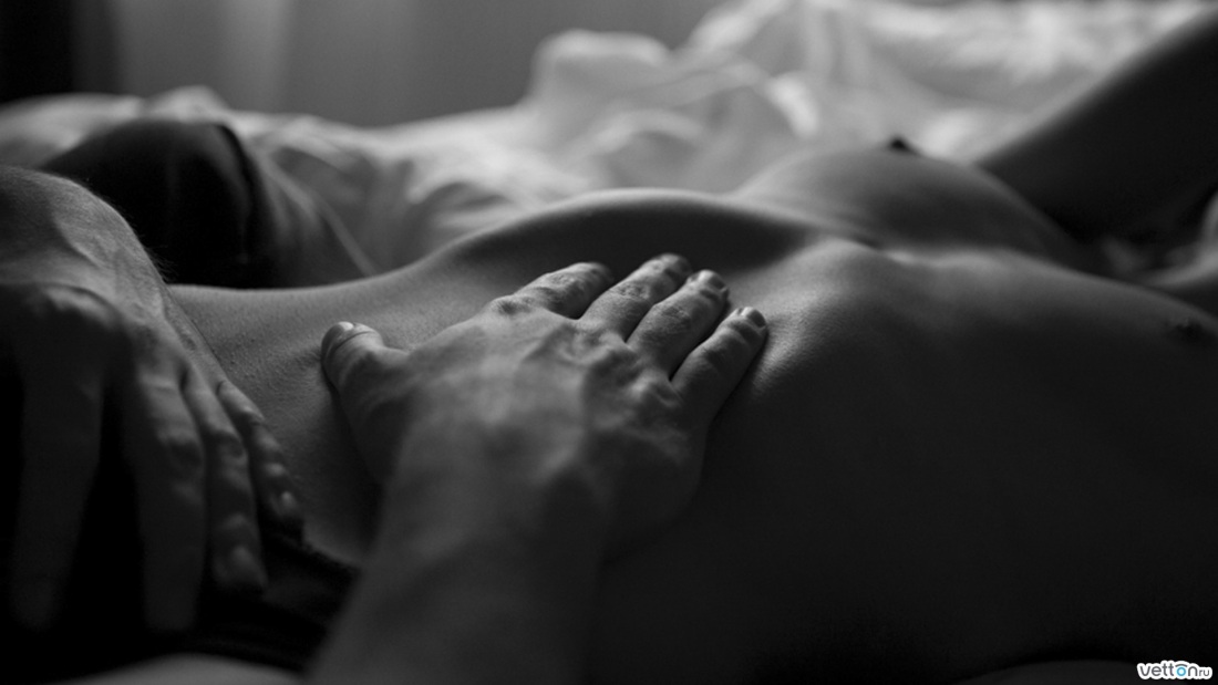 Мужчина и женщина голые в постели