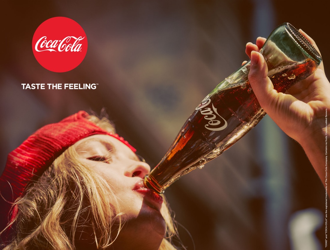 Девушка с газировкой