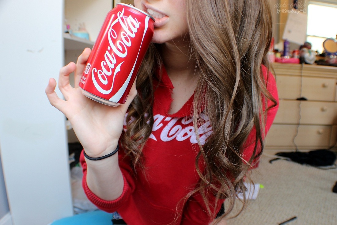 Девушка пьет колу