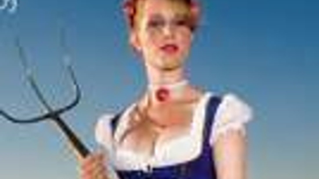 Девушка на даче в купальнике