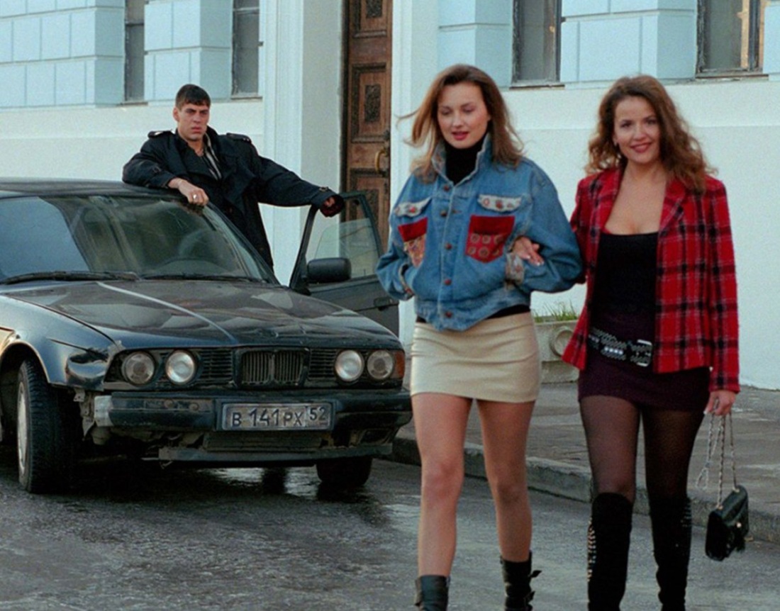 Сельские девушки в мини юбках