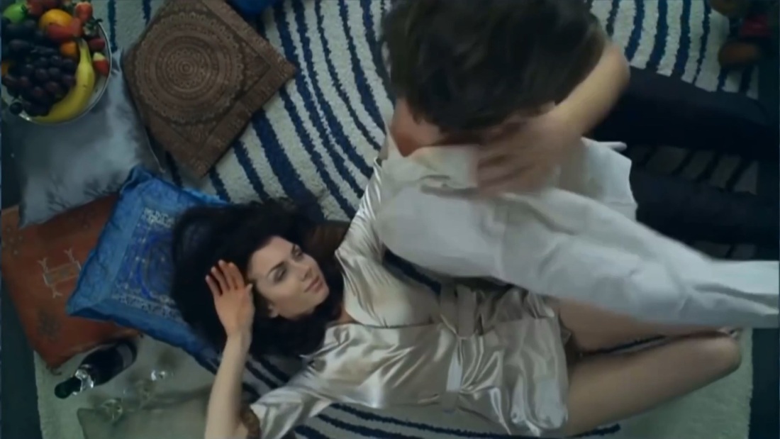 Пожилая в белье домашнее