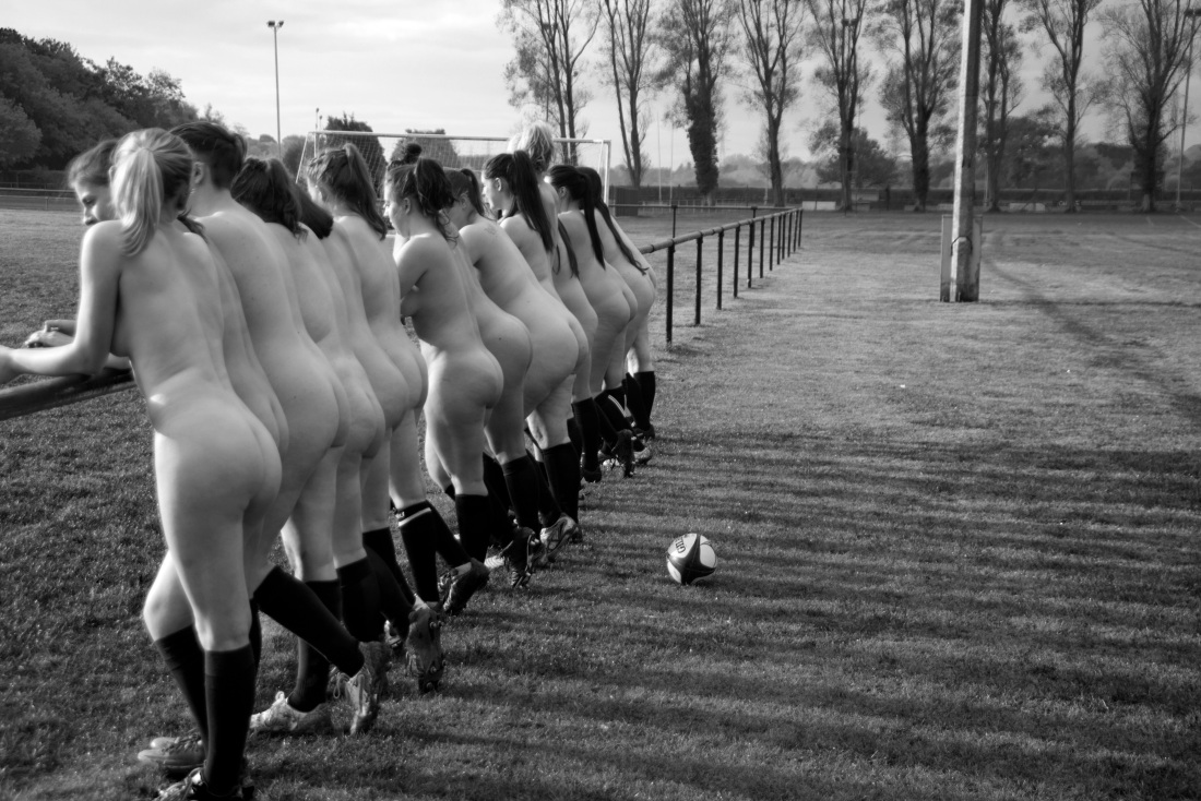 Женщина бегает голышом