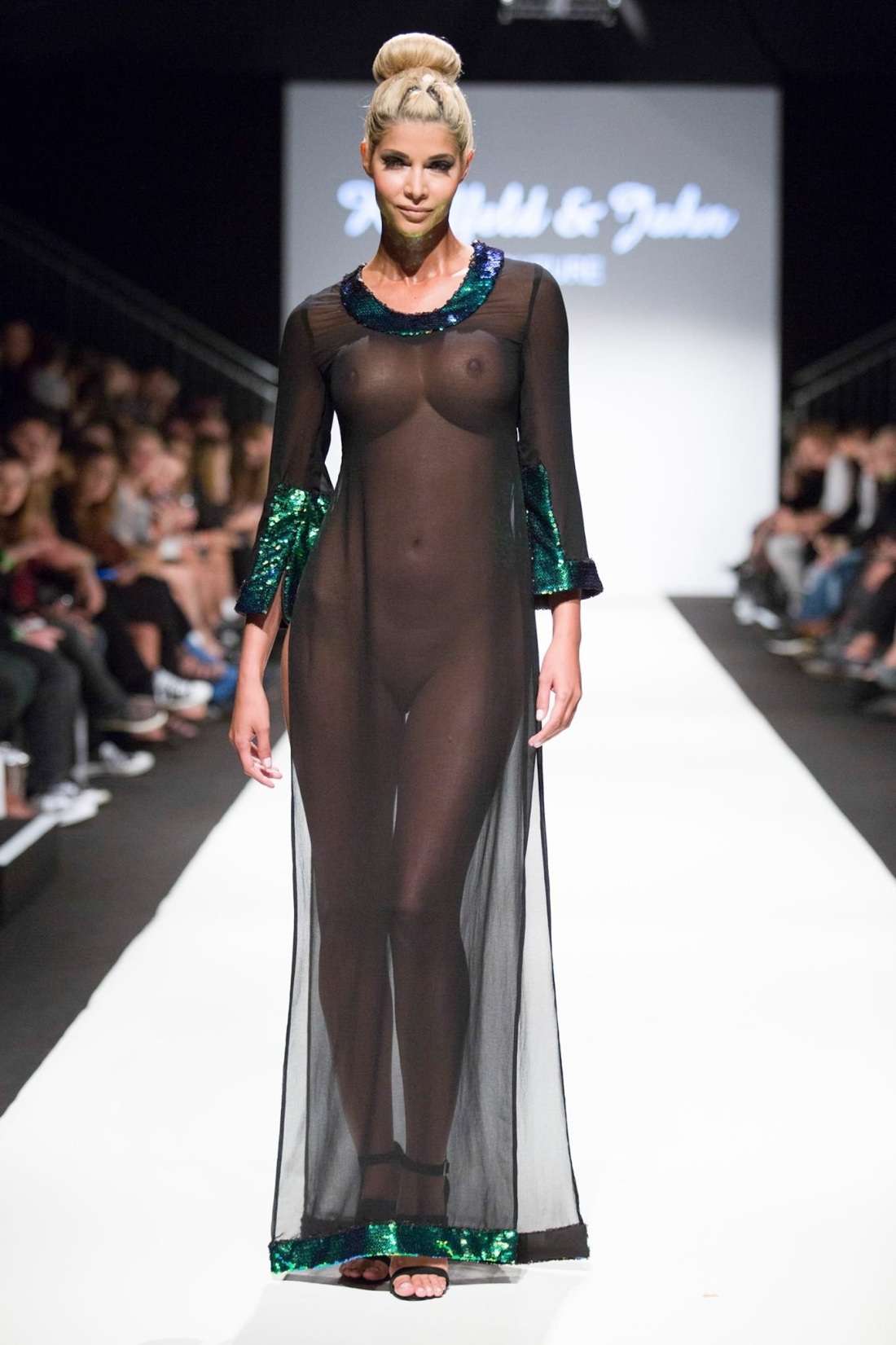 Облегающее платье на голое тело