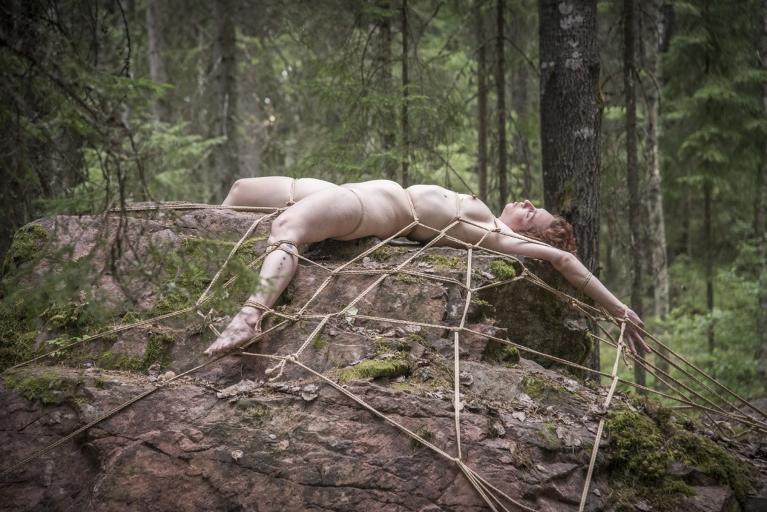 Связанные голые в лесу зимой