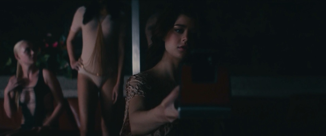 Кортни Итон сиськи фигура