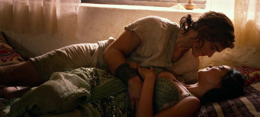 Голые сисечки на пляже брюнетка в солнцезащитных очках