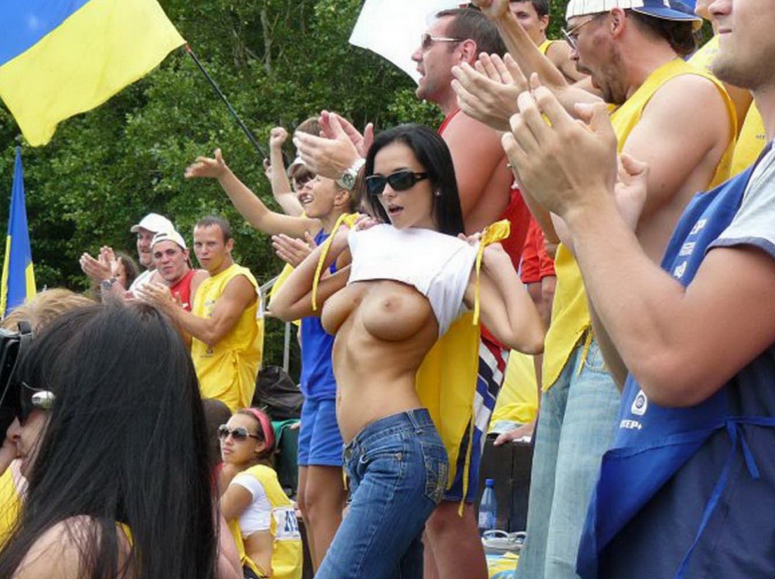 Девушки показывают сиськи на стадионе