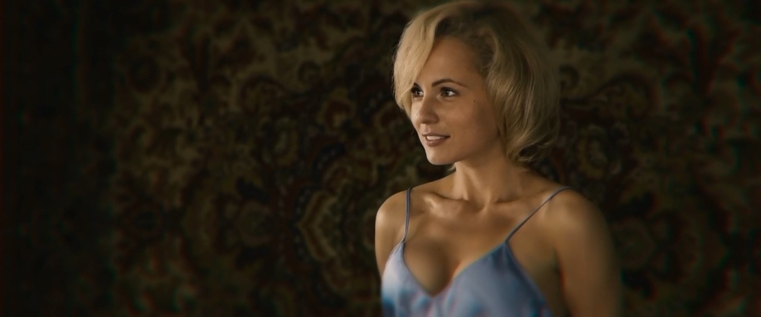 Эльвира Болгова в короткой юбке