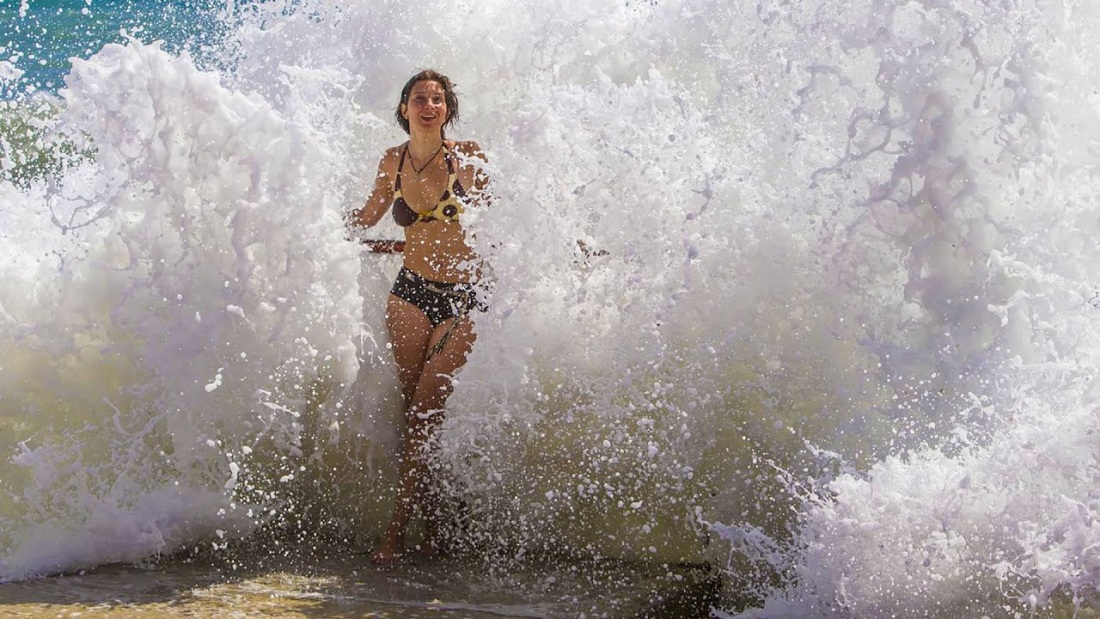 Девушка в волнах моря