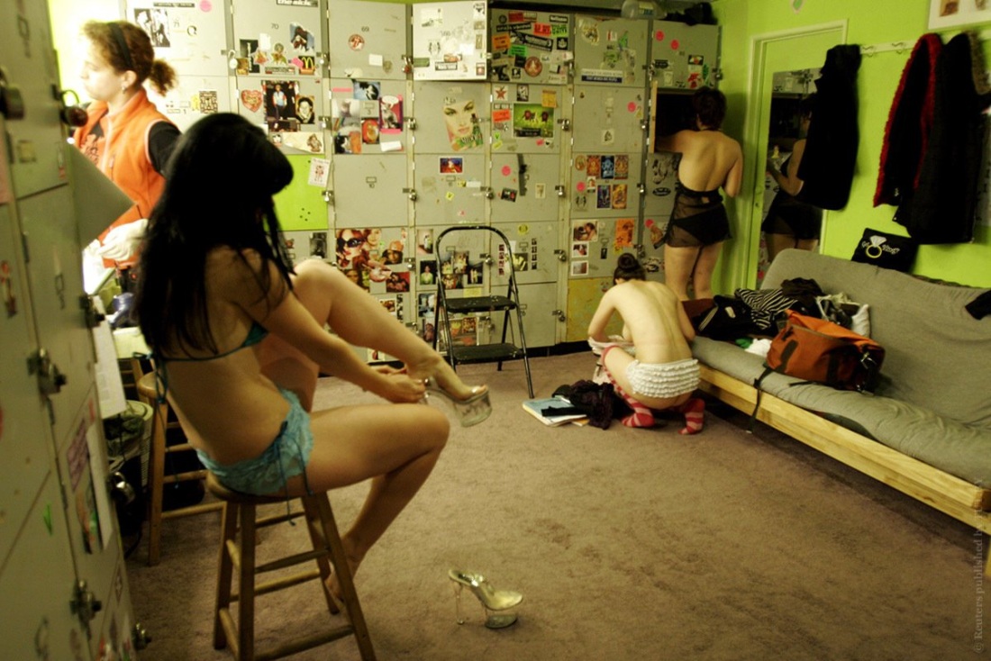 Переодевается в комнате