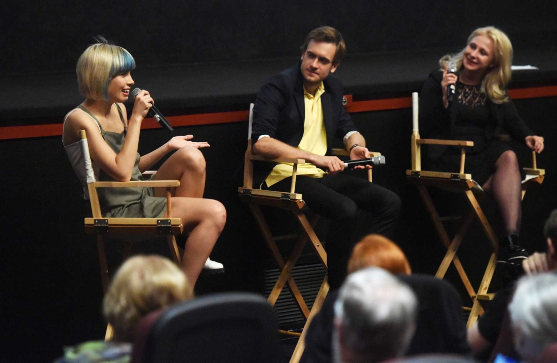 Надежда Толоконникова поцелуй