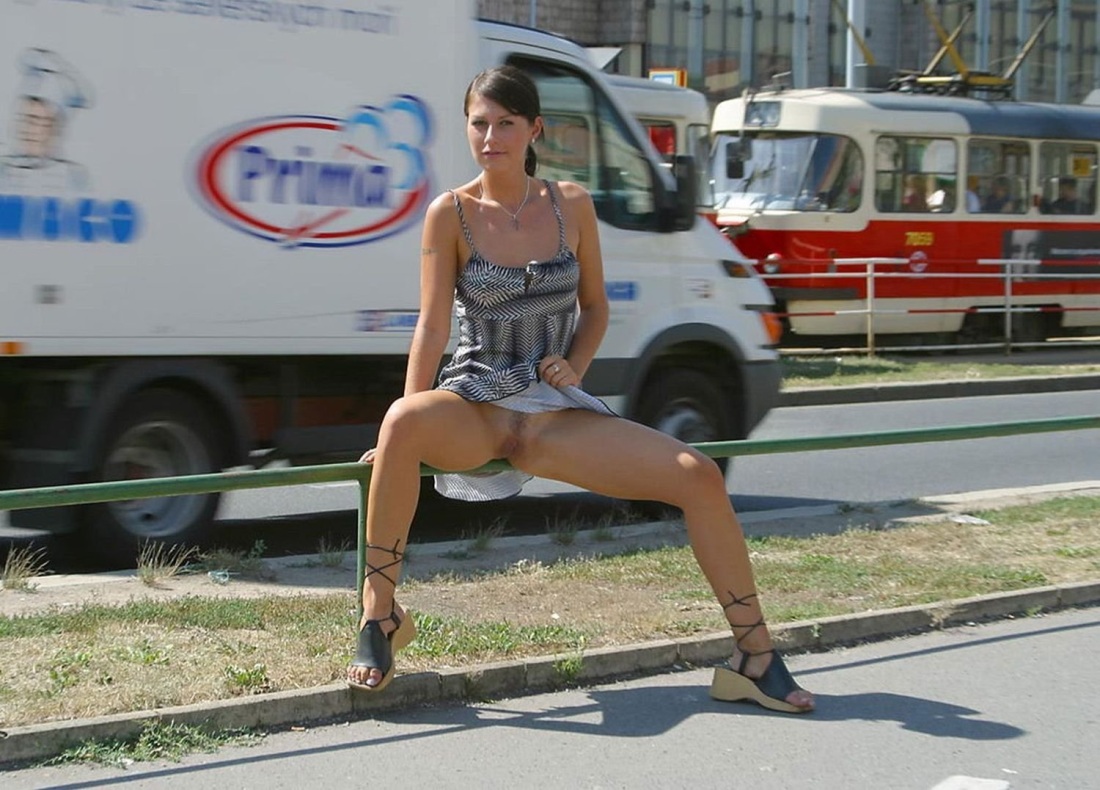 Расставила ноги на улице