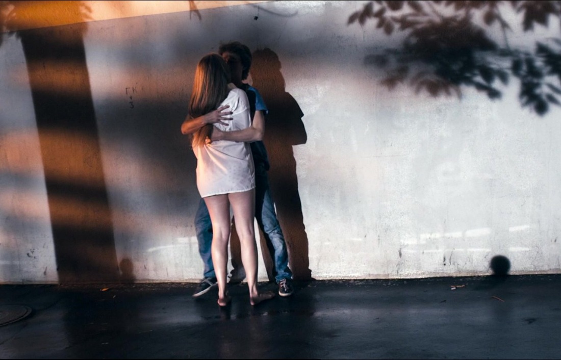 Карина Андоленко pocelui skvoz stenu