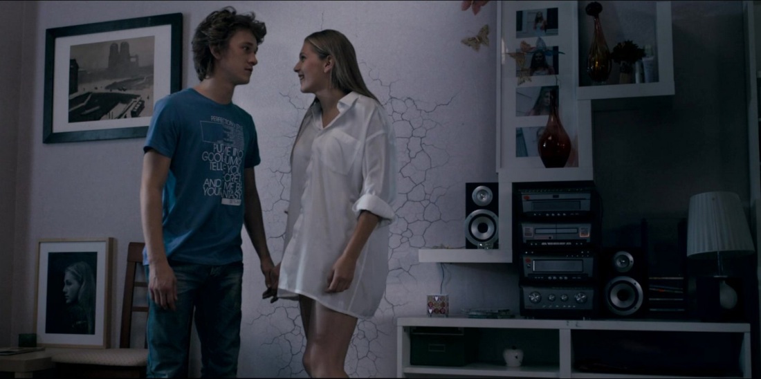 Карина Андоленко в Нижнем белье поцелуй сквозь стену