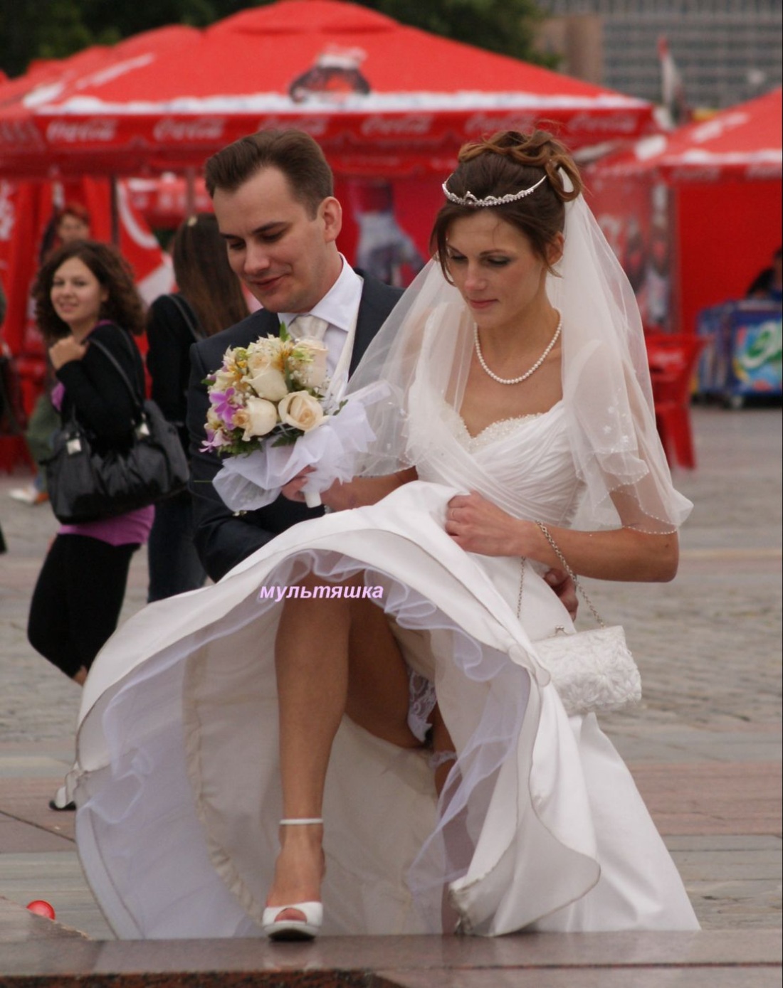 Невесты в свадебных платьях ню