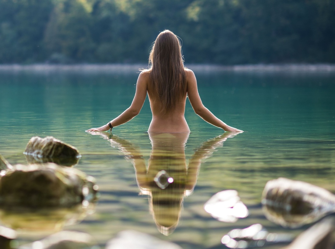 Девушка ню в воде сзади