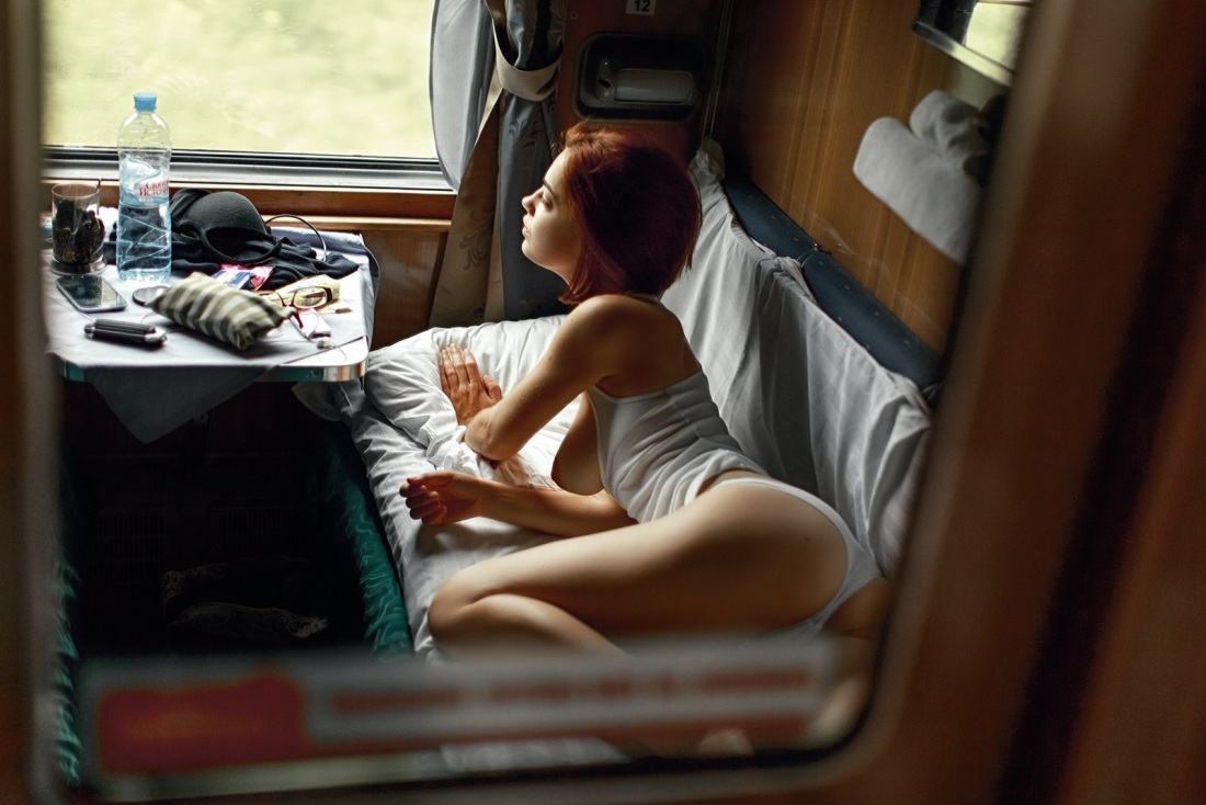 Марго Робби в купе поезда