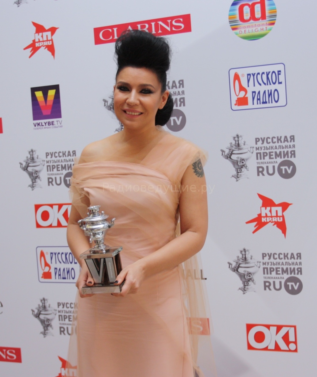 Голая певица елка фейки