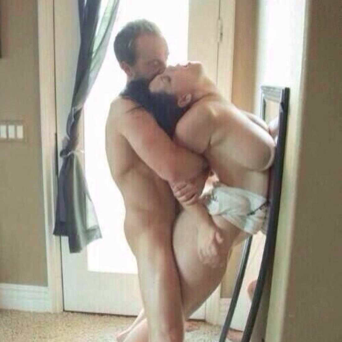 Жесткий трах в позе стоя