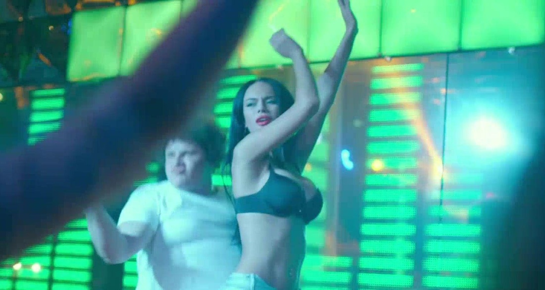 Парень держит девушку за грудь черно белая